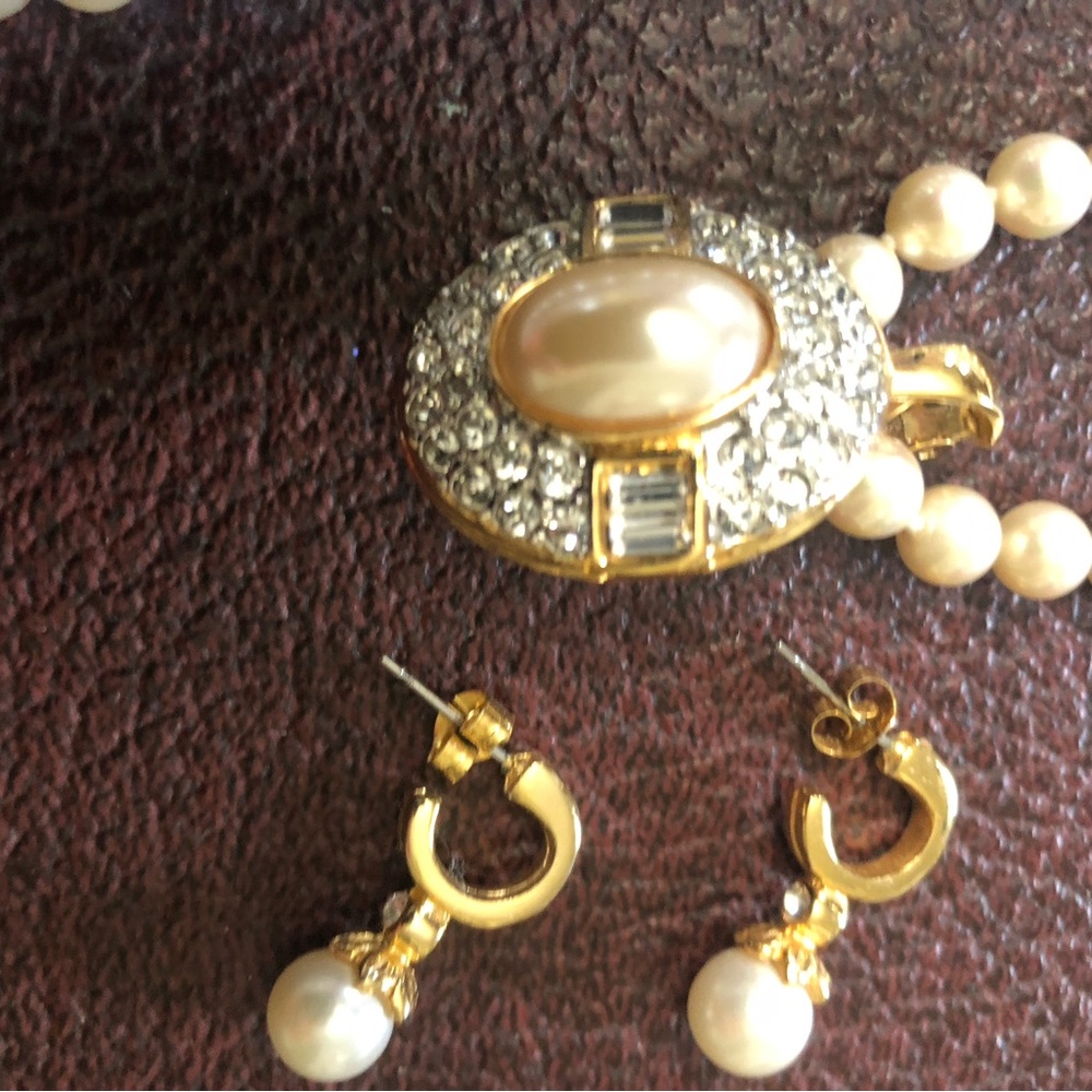 Elegant Gold and Pearl Jewelry Set